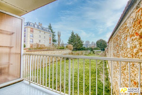 Versailles Rive-Droite Studio 26 m² situé au 1er étage avec ascenseur et balcon 239 000 € **  - Référence  28000