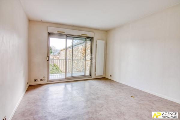 Versailles Rive-Droite Studio 26 m² situé au 1er étage avec ascenseur et balcon 239 000 € **  - Référence  28000