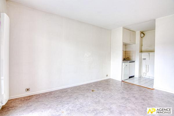 Versailles Rive-Droite Studio 26 m² situé au 1er étage avec ascenseur et balcon 239 000 € **  - Référence  28000
