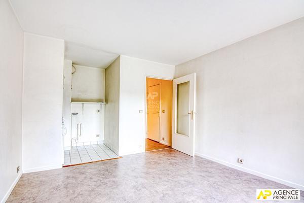 Versailles Rive-Droite Studio 26 m² situé au 1er étage avec ascenseur et balcon 239 000 € **  - Référence  28000