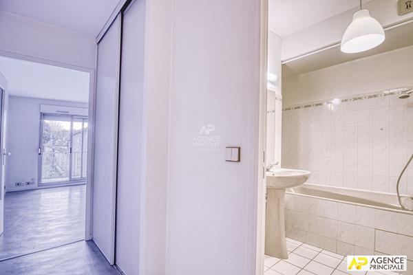 Versailles Rive-Droite Studio 26 m² situé au 1er étage avec ascenseur et balcon 239 000 € **  - Référence  28000