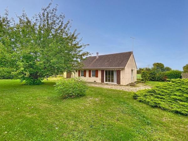 Maison de plain-pied nichée dans un écrin de verdure