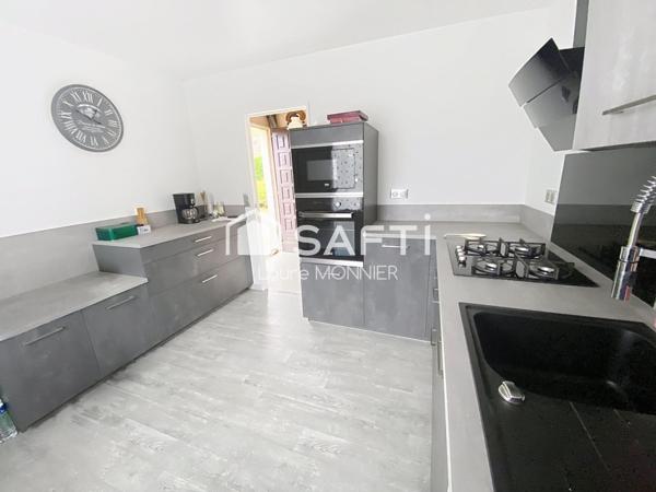 Maison de plain-pied nichée dans un écrin de verdure