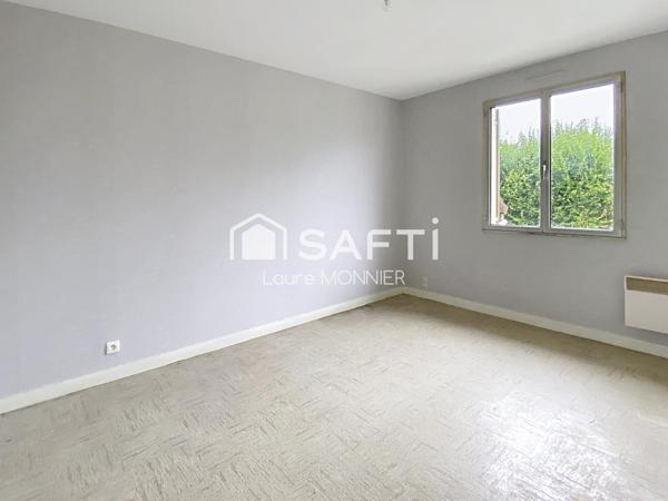 Maison de plain-pied nichée dans un écrin de verdure