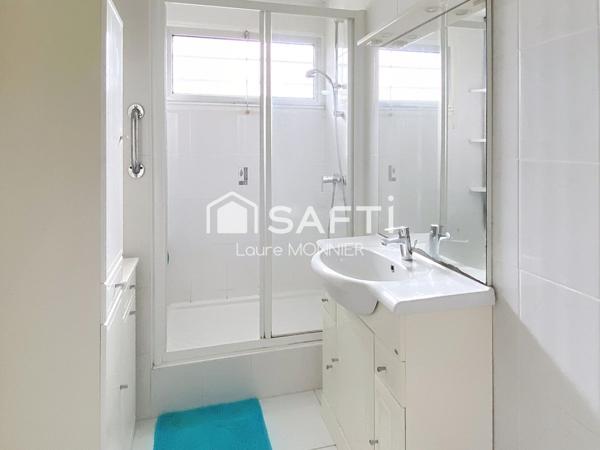 Maison de plain-pied nichée dans un écrin de verdure