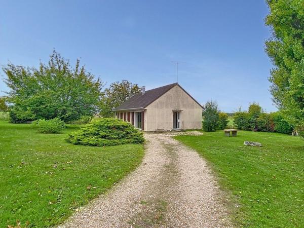 Maison de plain-pied nichée dans un écrin de verdure