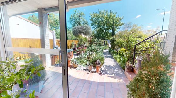 Belle maison et locaux commerciaux à Portet sur Garonne.