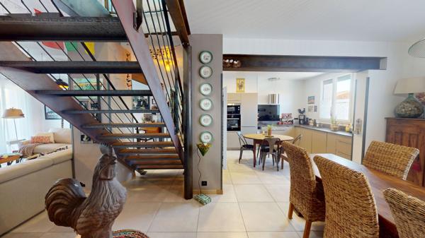 Belle maison et locaux commerciaux à Portet sur Garonne.