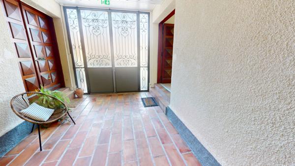 Belle maison et locaux commerciaux à Portet sur Garonne.