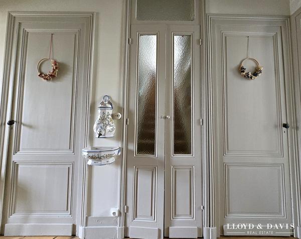 Elégante maison bourgeoise bordelaise avec extérieur de ville bien exposé