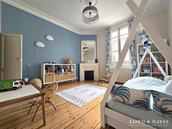 Elégante maison bourgeoise bordelaise avec extérieur de ville bien exposé