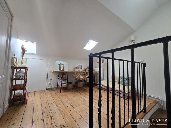 Elégante maison bourgeoise bordelaise avec extérieur de ville bien exposé