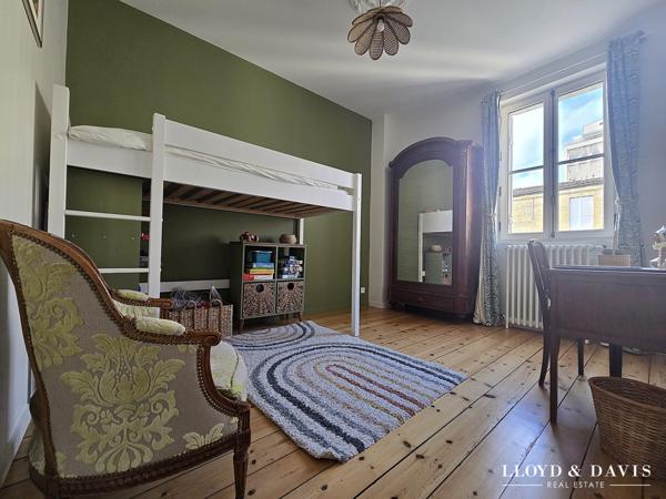 Elégante maison bourgeoise bordelaise avec extérieur de ville bien exposé