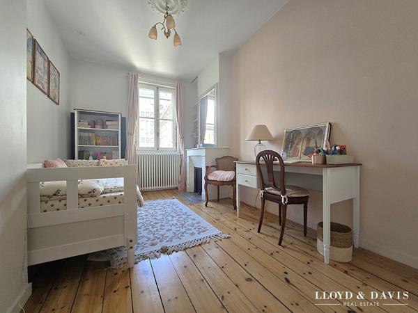 Elégante maison bourgeoise bordelaise avec extérieur de ville bien exposé