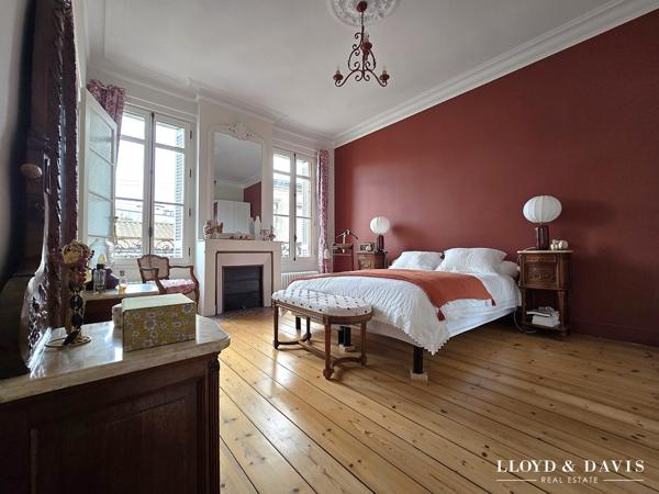 Elégante maison bourgeoise bordelaise avec extérieur de ville bien exposé