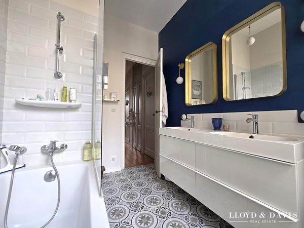 Elégante maison bourgeoise bordelaise avec extérieur de ville bien exposé