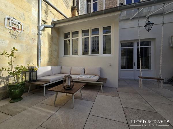 Elégante maison bourgeoise bordelaise avec extérieur de ville bien exposé