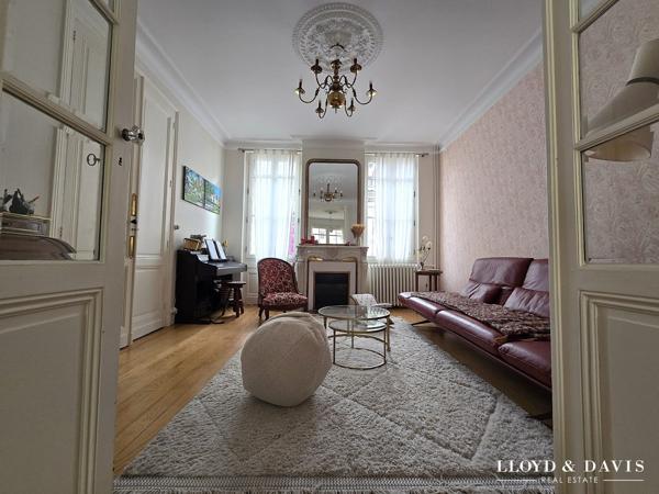 Elégante maison bourgeoise bordelaise avec extérieur de ville bien exposé