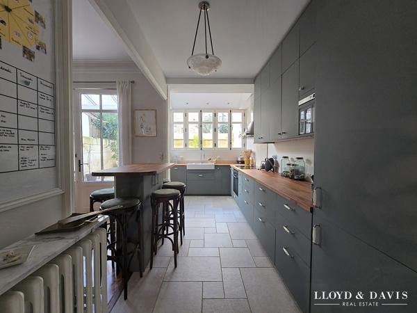 Elégante maison bourgeoise bordelaise avec extérieur de ville bien exposé