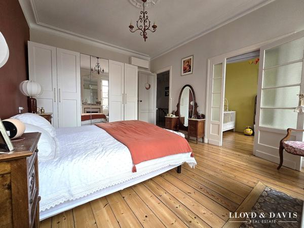 Elégante maison bourgeoise bordelaise avec extérieur de ville bien exposé