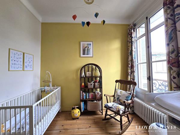 Elégante maison bourgeoise bordelaise avec extérieur de ville bien exposé