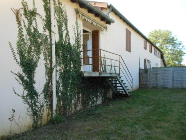 A louer centre Ceyzeriat, maison type 2 jardin et grand garage