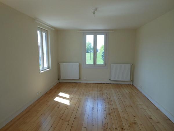 A louer centre Ceyzeriat, maison type 2 jardin et grand garage