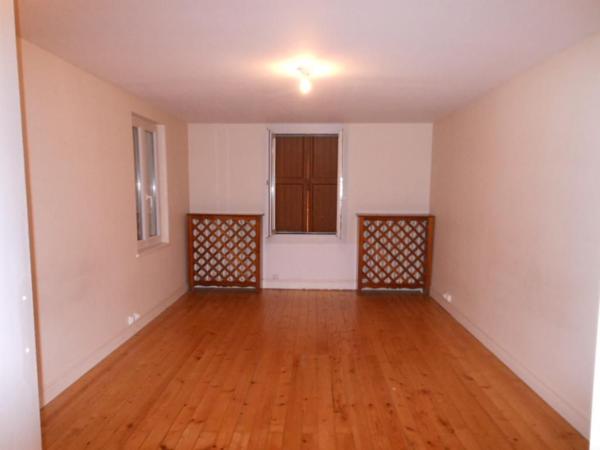 A louer centre Ceyzeriat, maison type 2 jardin et grand garage