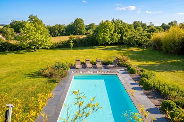 Maison d’architecte avec piscine dans son écrin de verdure.