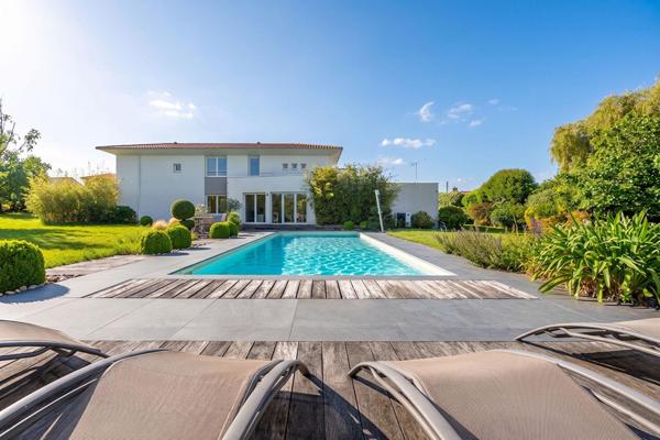 Maison d’architecte avec piscine dans son écrin de verdure.