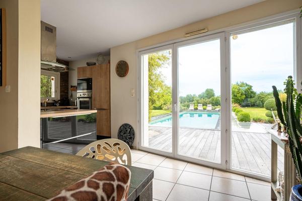 Maison d’architecte avec piscine dans son écrin de verdure.