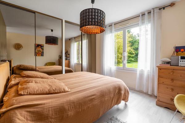 Maison d’architecte avec piscine dans son écrin de verdure.