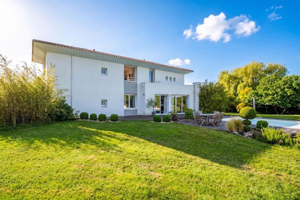 Maison d’architecte avec piscine dans son écrin de verdure.