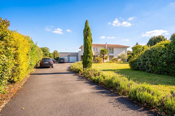 Maison d’architecte avec piscine dans son écrin de verdure.