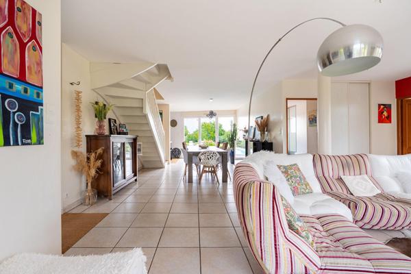 Maison d’architecte avec piscine dans son écrin de verdure.