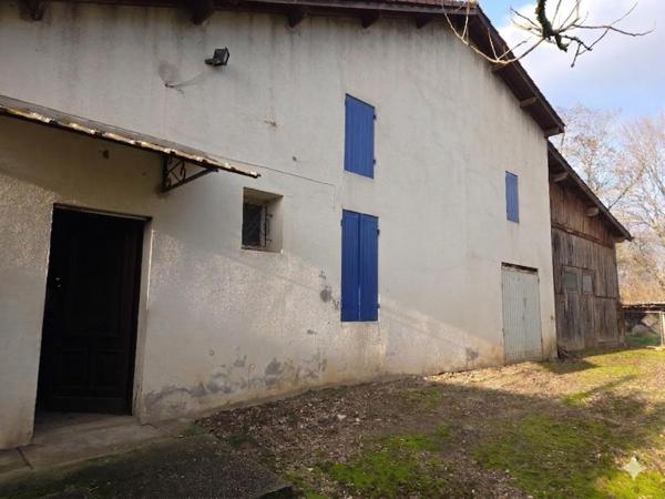 A Tonneins, maison de 110 m² environ ancienne avec fort potentiel, travaux à prévoir. Combles aménageables avec grande hauteur sous plafond. garage, chai, terrain de 14 989 m²