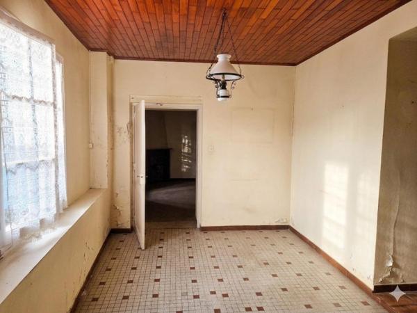 A Tonneins, maison de 110 m² environ ancienne avec fort potentiel, travaux à prévoir. Combles aménageables avec grande hauteur sous plafond. garage, chai, terrain de 14 989 m²
