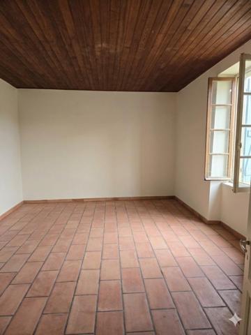 A Tonneins, maison de 110 m² environ ancienne avec fort potentiel, travaux à prévoir. Combles aménageables avec grande hauteur sous plafond. garage, chai, terrain de 14 989 m²