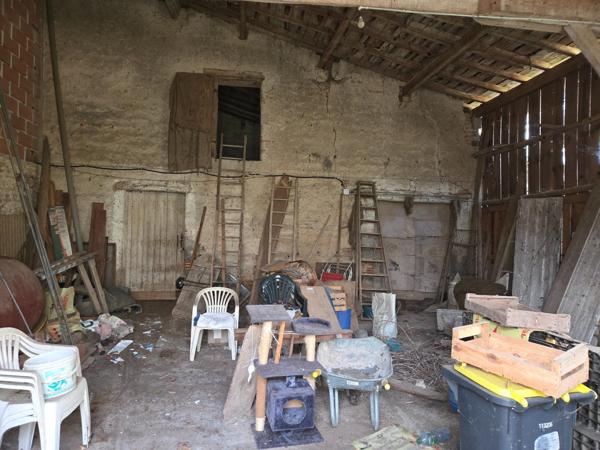 A Tonneins, maison de 110 m² environ ancienne avec fort potentiel, travaux à prévoir. Combles aménageables avec grande hauteur sous plafond. garage, chai, terrain de 14 989 m²