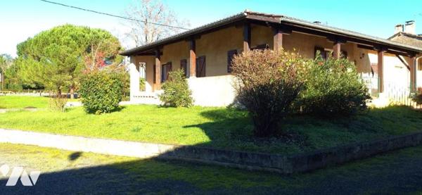 VIC-FEZENSAC, villa centre ville de 200m² + 160m² sous-sol sur terrain de 1923m²