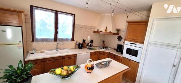 VIC-FEZENSAC, villa centre ville de 200m² + 160m² sous-sol sur terrain de 1923m²