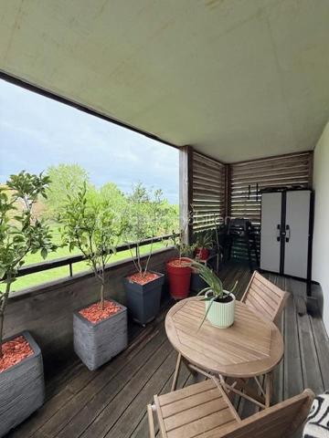 Dans un environnement calme de Bayonne, au sein d’une résidence récente construite en 2012 et sécurisée par portail électrique et équipée d’un ascenseur, découvrez cet appartement T4 de 88m2. 

D’une surface bien agencée, il se compose d’une belle pièce de vie avec cuisine ouverte de 33 m², de trois chambres, d’une salle d’eau avec WC, d’un WC indépendant ainsi que d’un cellier intérieur pratique.

Le séjour donne accès à un balcon agréable offrant une vue dégagée sur un parc arboré, apportant calme et un cadre verdoyant.

Deux places de parking privatives couvertes viennent compléter l’ensemble.

Le bien est vendu occupé avec locataires en place depuis plusieurs années, générant un loyer mensuel de 815 € HC.  Idéal pour un investissement locatif sécurisé serein et immédiat.