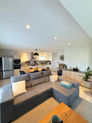 Dans un environnement calme de Bayonne, au sein d’une résidence récente construite en 2012 et sécurisée par portail électrique et équipée d’un ascenseur, découvrez cet appartement T4 de 88m2. 

D’une surface bien agencée, il se compose d’une belle pièce de vie avec cuisine ouverte de 33 m², de trois chambres, d’une salle d’eau avec WC, d’un WC indépendant ainsi que d’un cellier intérieur pratique.

Le séjour donne accès à un balcon agréable offrant une vue dégagée sur un parc arboré, apportant calme et un cadre verdoyant.

Deux places de parking privatives couvertes viennent compléter l’ensemble.

Le bien est vendu occupé avec locataires en place depuis plusieurs années, générant un loyer mensuel de 815 € HC.  Idéal pour un investissement locatif sécurisé serein et immédiat.