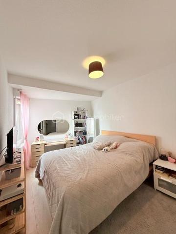 Dans un environnement calme de Bayonne, au sein d’une résidence récente construite en 2012 et sécurisée par portail électrique et équipée d’un ascenseur, découvrez cet appartement T4 de 88m2. 

D’une surface bien agencée, il se compose d’une belle pièce de vie avec cuisine ouverte de 33 m², de trois chambres, d’une salle d’eau avec WC, d’un WC indépendant ainsi que d’un cellier intérieur pratique.

Le séjour donne accès à un balcon agréable offrant une vue dégagée sur un parc arboré, apportant calme et un cadre verdoyant.

Deux places de parking privatives couvertes viennent compléter l’ensemble.

Le bien est vendu occupé avec locataires en place depuis plusieurs années, générant un loyer mensuel de 815 € HC.  Idéal pour un investissement locatif sécurisé serein et immédiat.