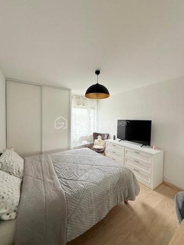 Dans un environnement calme de Bayonne, au sein d’une résidence récente construite en 2012 et sécurisée par portail électrique et équipée d’un ascenseur, découvrez cet appartement T4 de 88m2. 

D’une surface bien agencée, il se compose d’une belle pièce de vie avec cuisine ouverte de 33 m², de trois chambres, d’une salle d’eau avec WC, d’un WC indépendant ainsi que d’un cellier intérieur pratique.

Le séjour donne accès à un balcon agréable offrant une vue dégagée sur un parc arboré, apportant calme et un cadre verdoyant.

Deux places de parking privatives couvertes viennent compléter l’ensemble.

Le bien est vendu occupé avec locataires en place depuis plusieurs années, générant un loyer mensuel de 815 € HC.  Idéal pour un investissement locatif sécurisé serein et immédiat.
