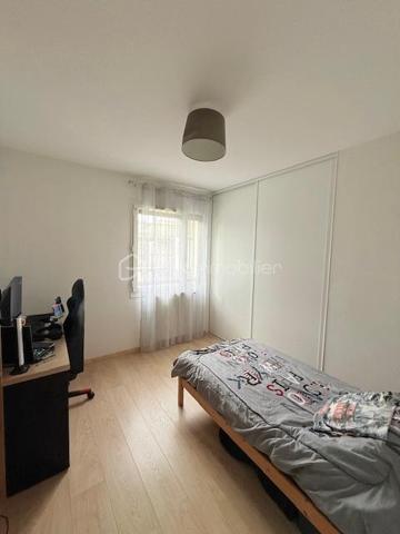 Dans un environnement calme de Bayonne, au sein d’une résidence récente construite en 2012 et sécurisée par portail électrique et équipée d’un ascenseur, découvrez cet appartement T4 de 88m2. 

D’une surface bien agencée, il se compose d’une belle pièce de vie avec cuisine ouverte de 33 m², de trois chambres, d’une salle d’eau avec WC, d’un WC indépendant ainsi que d’un cellier intérieur pratique.

Le séjour donne accès à un balcon agréable offrant une vue dégagée sur un parc arboré, apportant calme et un cadre verdoyant.

Deux places de parking privatives couvertes viennent compléter l’ensemble.

Le bien est vendu occupé avec locataires en place depuis plusieurs années, générant un loyer mensuel de 815 € HC.  Idéal pour un investissement locatif sécurisé serein et immédiat.