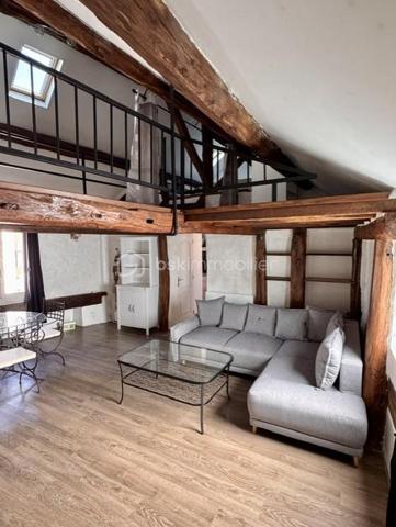 Situé en plein centre-ville de Montlhéry, à proximité des commerces et des transports, venez découvrir cet appartement atypique plein de charme, idéal pour un premier achat ou un investissement locatif.
D'une surface de 40,50 m² habitables et 60,12 m² utiles, ce bien séduit par son caractère et ses beaux volumes sous toiture.
Vous découvrirez une agréable pièce de vie, une cuisine aménagée et équipée, une salle d'eau et un wc indépendant. A l'étage, la mezzanine offre un espace complémentaire pouvant être aménagé en coin nuit, bureau ou espace détente.
Les poutres apparentes apportent une véritable authenticité à l'ensemble et soulignent le charme de cet appartement.

Un bien de caractère à découvrir sans tarder !
Contactez moi pour obtenir davantage d'informations ou organiser une visite.