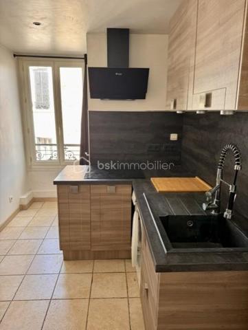 Situé en plein centre-ville de Montlhéry, à proximité des commerces et des transports, venez découvrir cet appartement atypique plein de charme, idéal pour un premier achat ou un investissement locatif.
D'une surface de 40,50 m² habitables et 60,12 m² utiles, ce bien séduit par son caractère et ses beaux volumes sous toiture.
Vous découvrirez une agréable pièce de vie, une cuisine aménagée et équipée, une salle d'eau et un wc indépendant. A l'étage, la mezzanine offre un espace complémentaire pouvant être aménagé en coin nuit, bureau ou espace détente.
Les poutres apparentes apportent une véritable authenticité à l'ensemble et soulignent le charme de cet appartement.

Un bien de caractère à découvrir sans tarder !
Contactez moi pour obtenir davantage d'informations ou organiser une visite.