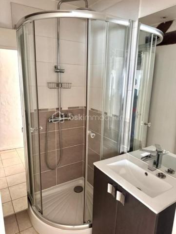 Situé en plein centre-ville de Montlhéry, à proximité des commerces et des transports, venez découvrir cet appartement atypique plein de charme, idéal pour un premier achat ou un investissement locatif.
D'une surface de 40,50 m² habitables et 60,12 m² utiles, ce bien séduit par son caractère et ses beaux volumes sous toiture.
Vous découvrirez une agréable pièce de vie, une cuisine aménagée et équipée, une salle d'eau et un wc indépendant. A l'étage, la mezzanine offre un espace complémentaire pouvant être aménagé en coin nuit, bureau ou espace détente.
Les poutres apparentes apportent une véritable authenticité à l'ensemble et soulignent le charme de cet appartement.

Un bien de caractère à découvrir sans tarder !
Contactez moi pour obtenir davantage d'informations ou organiser une visite.