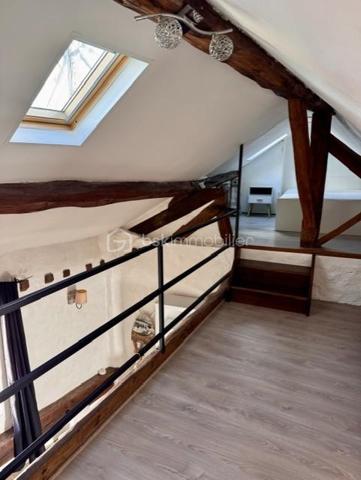 Situé en plein centre-ville de Montlhéry, à proximité des commerces et des transports, venez découvrir cet appartement atypique plein de charme, idéal pour un premier achat ou un investissement locatif.
D'une surface de 40,50 m² habitables et 60,12 m² utiles, ce bien séduit par son caractère et ses beaux volumes sous toiture.
Vous découvrirez une agréable pièce de vie, une cuisine aménagée et équipée, une salle d'eau et un wc indépendant. A l'étage, la mezzanine offre un espace complémentaire pouvant être aménagé en coin nuit, bureau ou espace détente.
Les poutres apparentes apportent une véritable authenticité à l'ensemble et soulignent le charme de cet appartement.

Un bien de caractère à découvrir sans tarder !
Contactez moi pour obtenir davantage d'informations ou organiser une visite.